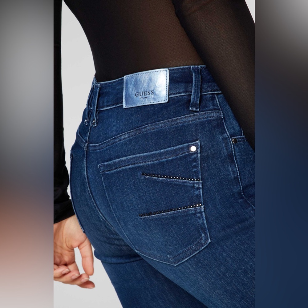 📍GUESS Skinny Mid Jeans - Blue
Women’s size Large